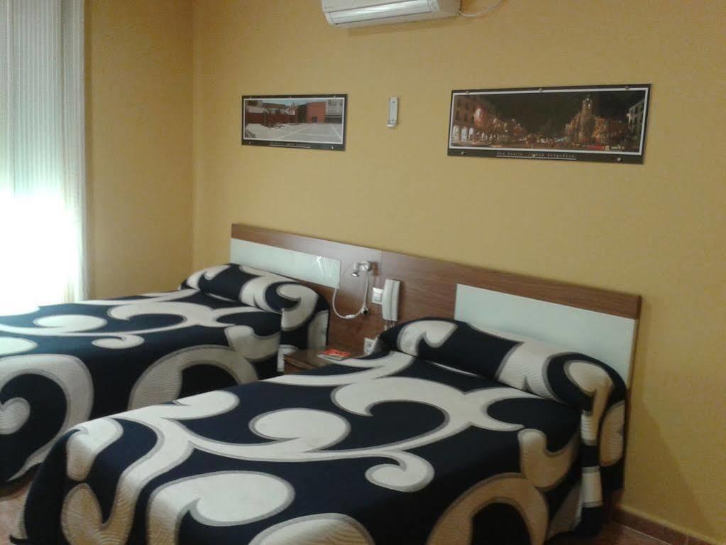 Hostal Restaurante El Paraiso Don Benito Buitenkant foto